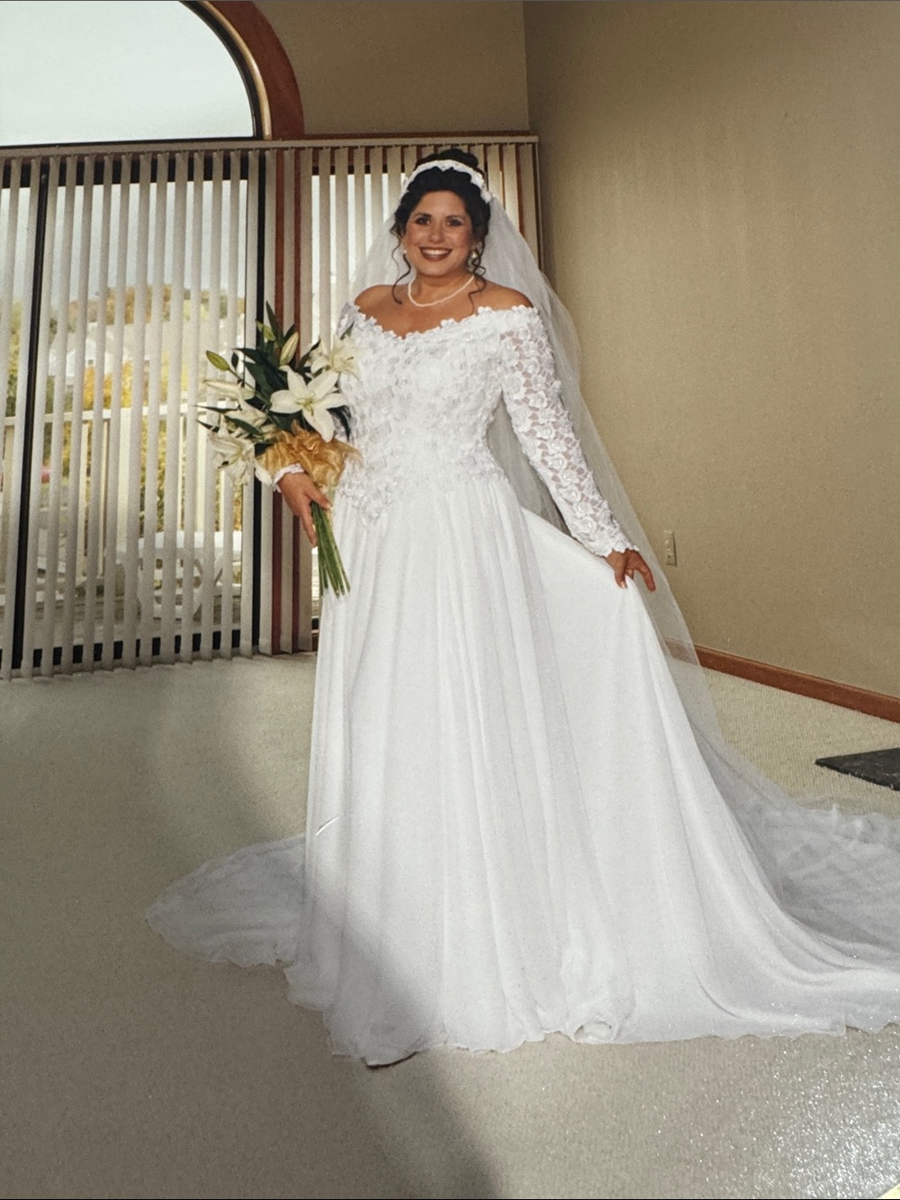 Vintage Lace Long‑Sleeve Wedding Dress + Cathedral Veil Set | 90s Bridal Gown